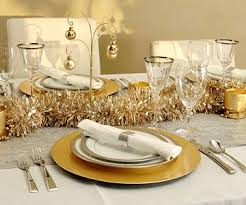 This gorgeous and airy table setting from designthusiasm draws on pinks, golds, and peonies christmas is all about embracing your inner kid, so why not create a fun and festive holiday table the. Deck Your Dining Table With These Easy To Make Christmas Centerpieces Christmas Table Centerpieces Christmas Dinner Table Holiday Table Decorations