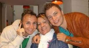 Jhonier Leal dejó foto con su mamá y Mauricio Leal en WhatsApp de la  peluquería