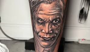 Proč tak vážně?' Heath Ledger As The Joker Portrét Fotorealistické tetování  od JR Outlaw