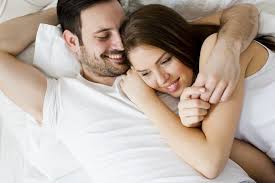 Pengalaman malam pertama sedang dalam proses, mereka melakukan foreplay, menjilat penuh gairah, tampak paijo meremas buah sang istri dan kisah malam pertama pun menuju puncaknya. Hubungan Seks Pertama Kali 6 Hal Yang Wajib Anda Tahu Hello Sehat