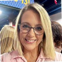 Lori Vedder's Instagram, Twitter & Facebook