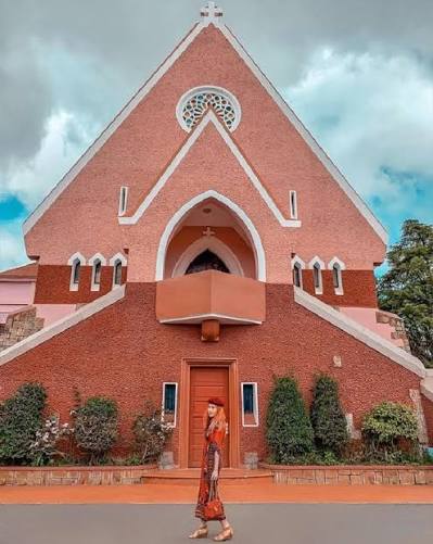 Sắc hồng khó cưỡng tại nhà thờ Domaine De Marie Đà Lạt