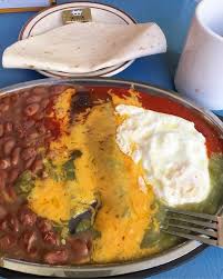 ニューメキシコ州サンタフェの現地時間で5 13 19 月 通算95回目のニューメキシコ州出張 5日目 朝食は 馴染みのティアソフィアズで 月曜日の日替わり ブルーコーン チーズエンチラーダ 目玉焼きに サイドは煮豆 トーストをトルティーヤに変えてもらい