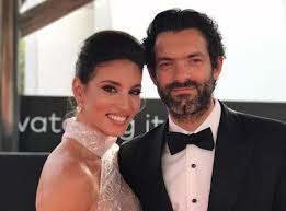 Δέκα ημέρες μετά, η αθηνά οικονομάκου φωτογραφίζει την πατούσα της κορούλας της, δείχνοντας ξανά πόσο ξετρελαμένη είναι με το δεύτερο παιδί της. Oi Prwhn Ths A8hnas Oikonomakoy Poy Den Eftasan Sthn Ekklhsia Fwto