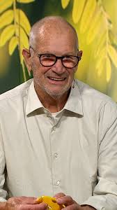 Daniel Ögren med vänner framför ”Plötsligt en dag”