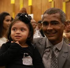 A minha filha Ivy não pode vir, porque está com conjuntivite, mas meu colo  não ficou vazio um minuto. Hoje e todos os dias são deles!  #diadasindromededown @ Senado Federal