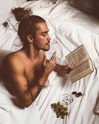 La risposta in questa stagione è solo una: L Uomo Con I Capelli Lunghi E Di Moda Nel 2019 Affascinante E Sensuale