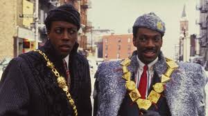 Dort erscheint er als ein ganz normaler mensch und kommt auf die arbeit in einem diner, da seine wahl fiel auf die tochter des wirtes. Eddie Murphy Erste Fotos Von Der Prinz Von Zamunda Fortsetzung