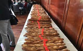 Pour concourir, la baguette doit mesurer entre 55 et 70 cm de long et peser entre 250 et 300 g. Paris La Meilleure Baguette 2019 Est Celle De Fabrice Leroy Le Parisien