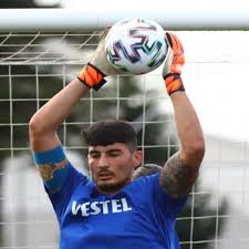 Trabzonsporlu futbolcu uğurcan çakır, kübra yıldız ile i̇sviçre'de yaptığı düğün sonrası trabzon'da da düğün yaptı. Trabzonspor Ugurcan Cakir Dogum Tarihi Ne Biyografi Sitesi