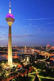 Drinks In 160 M Uber Der Skyline Bei Nacht Die Bar M168 Bietet Ein Einmaliges O Turista Viagens Lonely Planet
