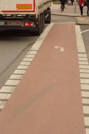 Wer ein fahrzeug führt, muss der fahrtrichtung auf der folgenden kreuzung oder einmündung folgen, wenn zwischen den pfeilen leitlinien (zeichen 340). Verkehrsrecht 2 Radfahrstreifen Und Schutzstreifen