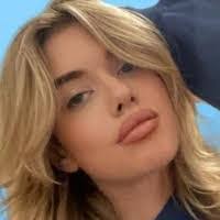 Elsa Mackenzie's Instagram, Twitter & Facebook