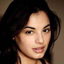 Il film è uscito nei cinema il 27 novembre 2009 ed ha un carattere autobiografico. Cado Dalle Nubi Trama E Cast Screenweek