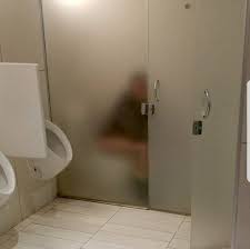 Berikut beberapa contoh penerapan shower di dalam kamar mandi berukuran sempit. 35 Gambar Kamar Mandi Terburuk Di Dunia Enggak Habis Pikir