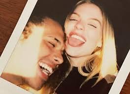 Uma semana após protagonizar um clipe quente que virou polêmica no youtube, o casal de cantores luísa sonza e vitão teria se separado. Apos Rumores De Romance Luisa Sonza E Vitao Lancam Clipe Sensual Rd1