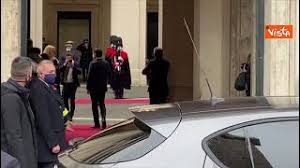 Dalle finestre del palazzo si sono affacciati alcuni dipendenti che gli hanno riservato un lungo applauso, al quale conte ha risposto con un caloroso saluto. Jn3q K8mnmhesm