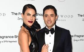 La canaria se ha convertido en uno de los personajes favoritos del público, no sólo por su belleza y físico de miss, sino por su forma de desenvolverse en el concurso de honduras. Carla Barber El Dardo Con El Que Confirma Su Divorcio Con Camilo Esquivel