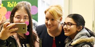 Franziska giffey tritt vom amt der bundesfamilienministerin zurück und annalena baerbock muss nun auch noch falsche angabe bei nebeneinkünften korrigieren. Burgermeisterin Soll Ministerin Werden Jung Qualifiziert Aus Dem Osten Taz De