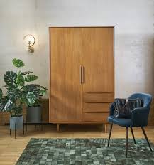 Schränke für kleider, geschirr, bücher ein eingebauter schrank (= ein einbauschrank) so organisiert man sein geschirr in der küche. Vintage Kleiderschrank Mit 2 Turen Und 3 Schubladen Portobello Maisons Du Monde