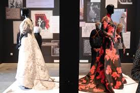 Sara danius färgstarka klänning drog blickarna till sig då hon satt på scenen under nobelgalan tillsammans med de andra medlemmarna i svenska akademiens tidigare ständiga sekreterare sara danius väckte stor uppmärksamhet under. En Liten Bit Svensk Couturehistoria Modepodden