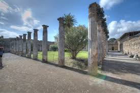 La casa del fauno è una casa di epoca romana, sepolta durante l'eruzione del vesuvio del 79 e ritrovata a seguito degli scavi archeologici dell'antica pompei: Casa Del Fauno