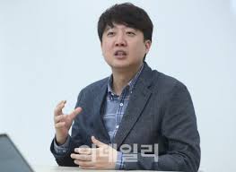 이날 서울 남산예장공원의 독립운동가 '우당 이회영' 선생 기념관 개관식에 참석한 윤석열 전 검찰총장은 국민의힘 입당 가능성을 묻는 기자들의 질문에 거기에 대해선 제가 아직이라며 poll 여론조사. êµ­ë¯¼ì˜íž˜ ë‹¹ëŒ€í'œ ì í•©ë„ì„œ ì´ì¤€ì„ 39 8 1ìœ„