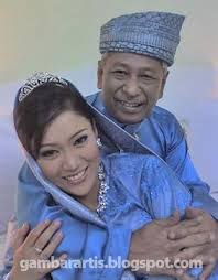 Tengku mahkota kelantan beri sumbangan mangsa banjir. Sukri Pembelot