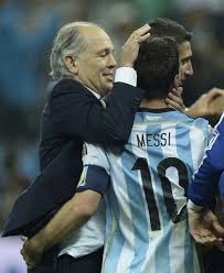 His current girlfriend or wife, his salary and his tattoos. Lionel Messi So Suss Ist Sein Sohnchen Thiago Promiflash De