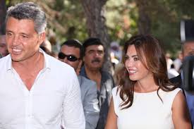 Sadettin saran, karantina günlerini birlikte geçirdiği anne ve babasının saçını kesti. Sadettin Saran In Eski Esi Emek Kulur O Iddialara Cevap Verdi