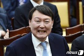 윤석열 검찰총장이 4일 자리에서 물러나겠다고 밝혔다. ê²€ì°°ì´ìž¥ ì§í–‰ ìœ¤ì„ì—´ì€ ëˆ„êµ¬ ëŒ€í•™ë•Œ ì „ë'í™˜ì— ì‚¬í˜•êµ¬í˜•