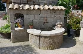 Originale Fontaine De Provence Avec Bassin En Demie Lune Mur Toit Et Niche Alain Bidal Provence Parement Mural Fontaine Murale Fontaine De Jardin
