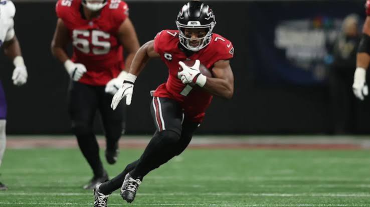 Bijan Robinson totals just 11 touches in Week 6 - Yahoo Sports