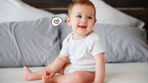 Duduk sebentar dan mudah jatuh; 5 Tahapan Bayi Duduk Moms Wajib Tahu Orami