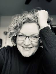 Julie Mullaney's Instagram, Twitter & Facebook