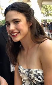 Datei:Margaret Qualley Venice 2019.jpg