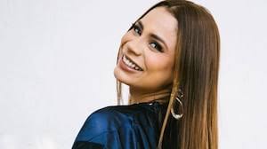 Daniel posa com a filha fazendo trilha de bicicleta na cachoeira