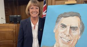 TV star unveils portrait of Nuneaton legend Larry Grayson