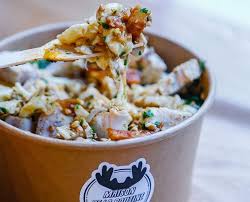 Le mets le plus gras de la gastronomie québécoise est de plus en plus souvent étiqueté comme une spécialité canadienne. La Poutine Ce Plat Qui Enflamme Les Parisiens Paris Zigzag Insolite Secret