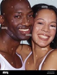 Coppia giovane, i colori della pelle, sorrisi affrontata in modo diverso,  ritratto, serie, 20-30 anni, le persone di colore, etnicamente, razze,  culture diverse, di carnagione scura, luce-pelato, relazione, partenariato,  solidarietà, divertente, felicità,