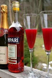 Preparando Un Coctel Espumoso De Naranja Roja Y Campari Naranja Roja Cocteles Rodajas De Naranja