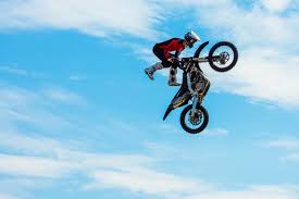 Daredevil motorcycle rider alex harvill died in a crash thursday while practicing for a record jump. Nimorqcawkjkjm