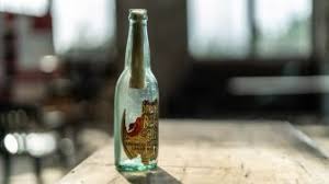 John menerima botol bir dan duduk di kursinya, tampak santai. Puvxa0dgk5w 2m