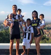 Haksızlığı sevmez, ailesine çok fazla değer verir. Cum Arata Cei Patru Copii Ai Lui Cristiano Ronaldo
