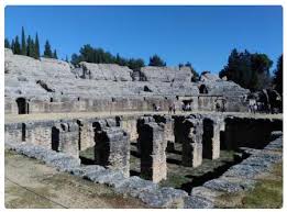 Testimonianza della dominazione romana è l'imponente acquedotto romano, che domina con i suoi archi potenti l'ingresso alla città vecchia attraversando una depressione del terreno. Italica Rovine Romane Vicino A Siviglia