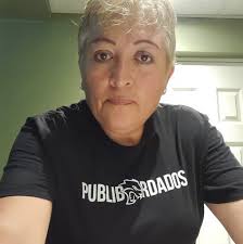 NO TE MERECE QUIEN TE LASTIMA * Qué difícil es decidir; cuando tu mente te  dice renuncia y tu corazón te pide a gritos un último intento. Pero el  amor, “NO