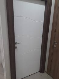 Klasik dekorasyona sahip bir ev dekorasyonunuz varsa oymalı, daha şık kapılar tercih etmelisiniz. Ic Kapi Modelleri