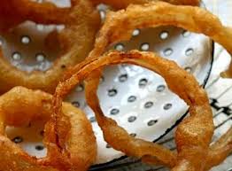 1 ou, 2 cepe mari, 75 gr de faina, 2 linguri de amidon, 1/2 praf de copt, 1/2 de lingurita de boia dulce, 1 lingurita de zahar brun, 125 ml de lapte, sare, piper. Inele De Ceapa In Pesmet Un Preparat Simplu Si Gustos