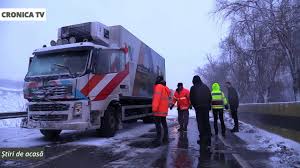 En el accidente participó un vehículo oficial de la fiscalía una pickup dodge ram, 4 puertas, color rojo , con placas del estado de chihuahua propiedad de gobierno del estado que era conducido por el oficial de la agencia estatal de investigación jizrael noé pedraza reyes de 38 años. Accident Rutier Grav In FÄƒlticeni Youtube