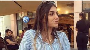 Cunku bambaska bir hayal aleminin dehlizlerinde kulac atmaktadir. Acff1g2kpyoum